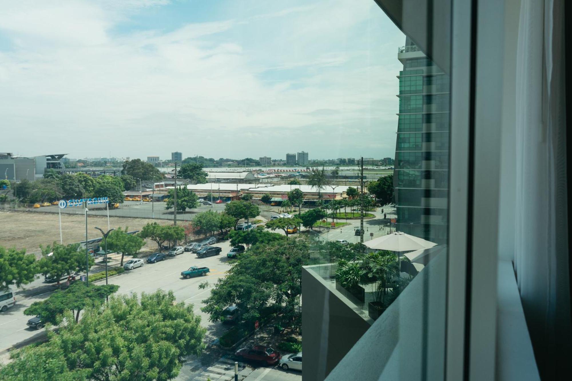 Holiday Inn Guayaquil Airport By Ihg Екстер'єр фото View of the station from the nearby hotel