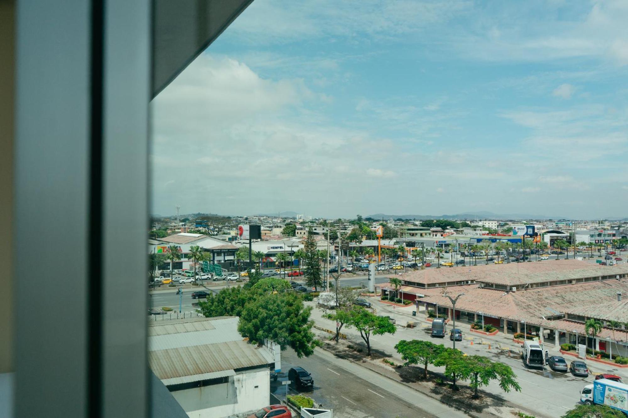 Holiday Inn Guayaquil Airport By Ihg Екстер'єр фото View of the city from the hotel