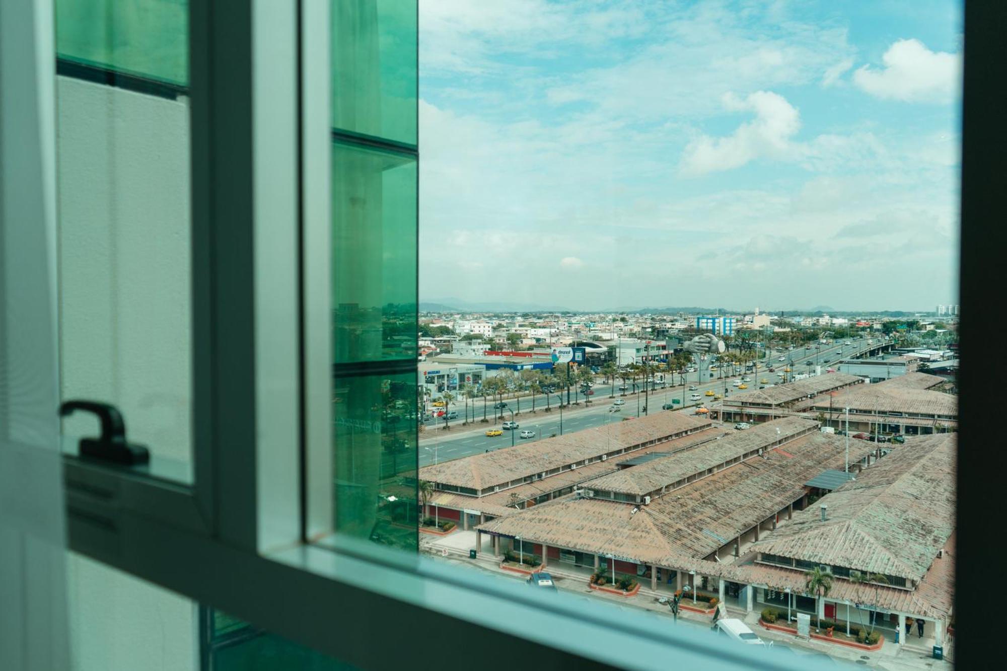 Holiday Inn Guayaquil Airport By Ihg Екстер'єр фото View of the airport from the hotel