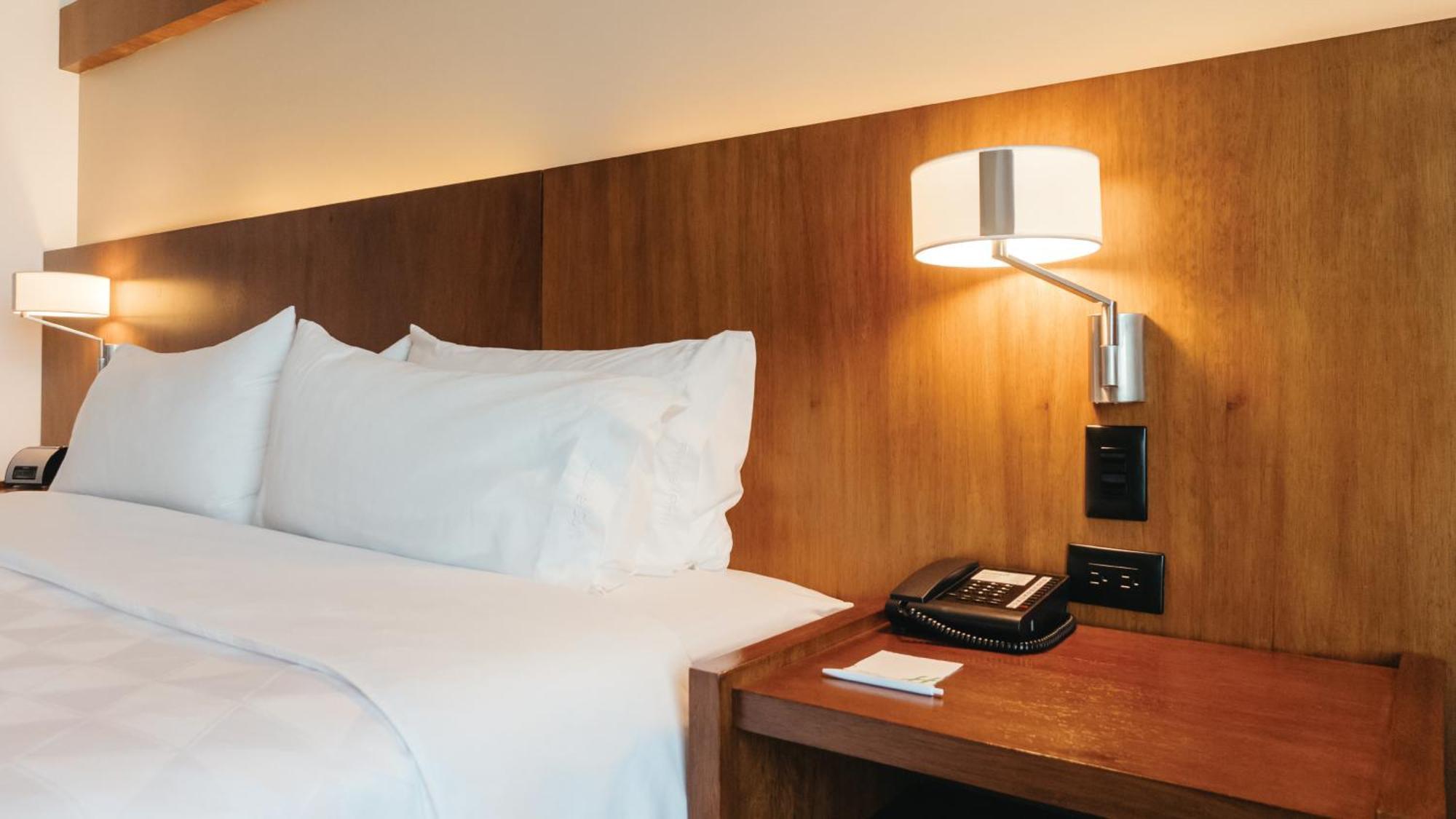 Holiday Inn Guayaquil Airport By Ihg Екстер'єр фото A wall-mounted light