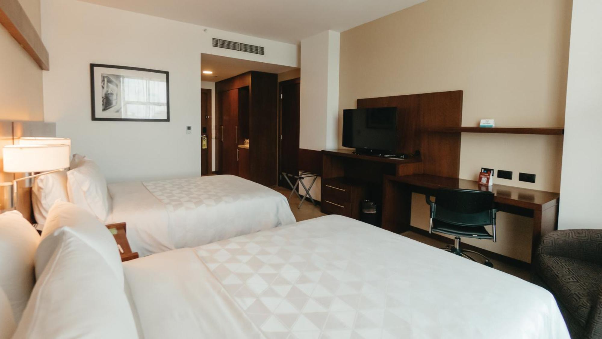 Holiday Inn Guayaquil Airport By Ihg Екстер'єр фото A room at the Hilton London Heathrow