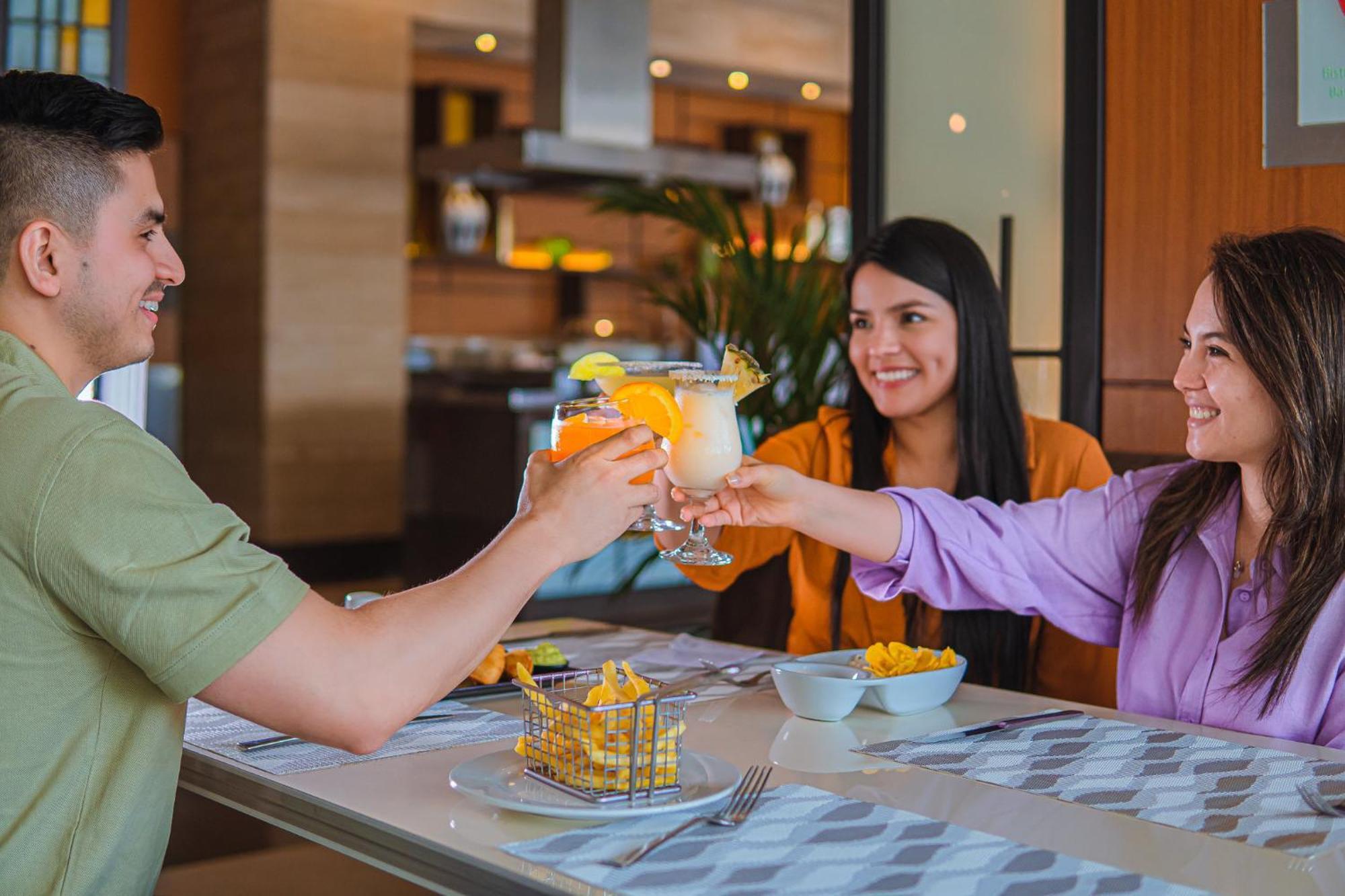 Holiday Inn Guayaquil Airport By Ihg Екстер'єр фото A group of friends toasting with a margarita