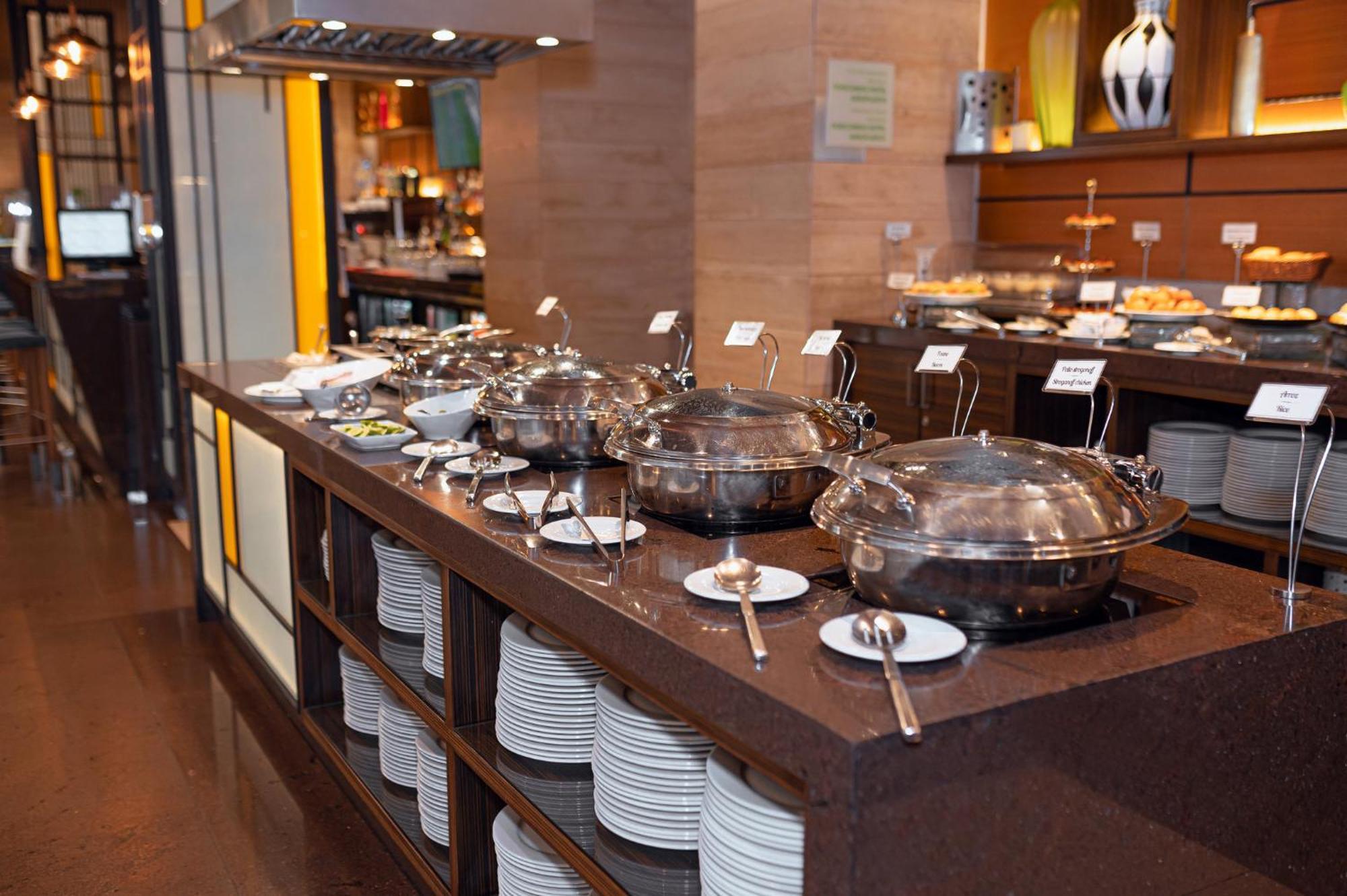 Holiday Inn Guayaquil Airport By Ihg Екстер'єр фото A buffet at a hotel