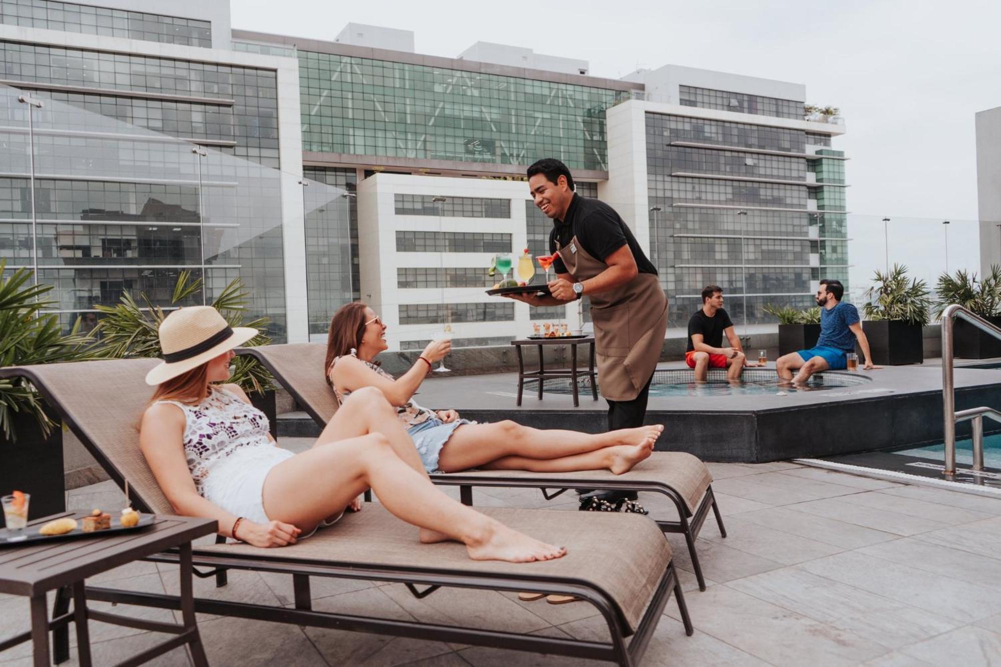 Holiday Inn Guayaquil Airport By Ihg Екстер'єр фото Rooftop pool at the hotel