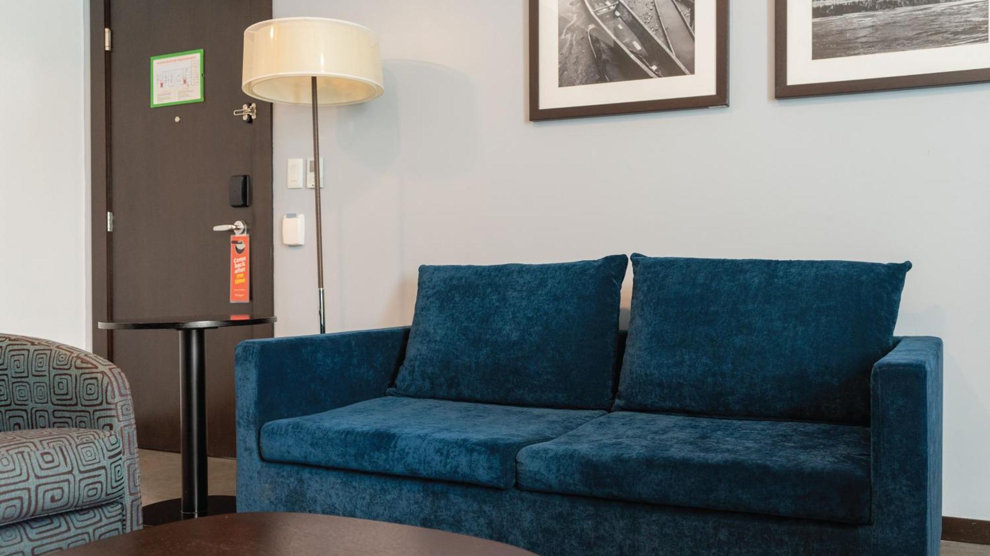 Holiday Inn Guayaquil Airport By Ihg Екстер'єр фото A sofa