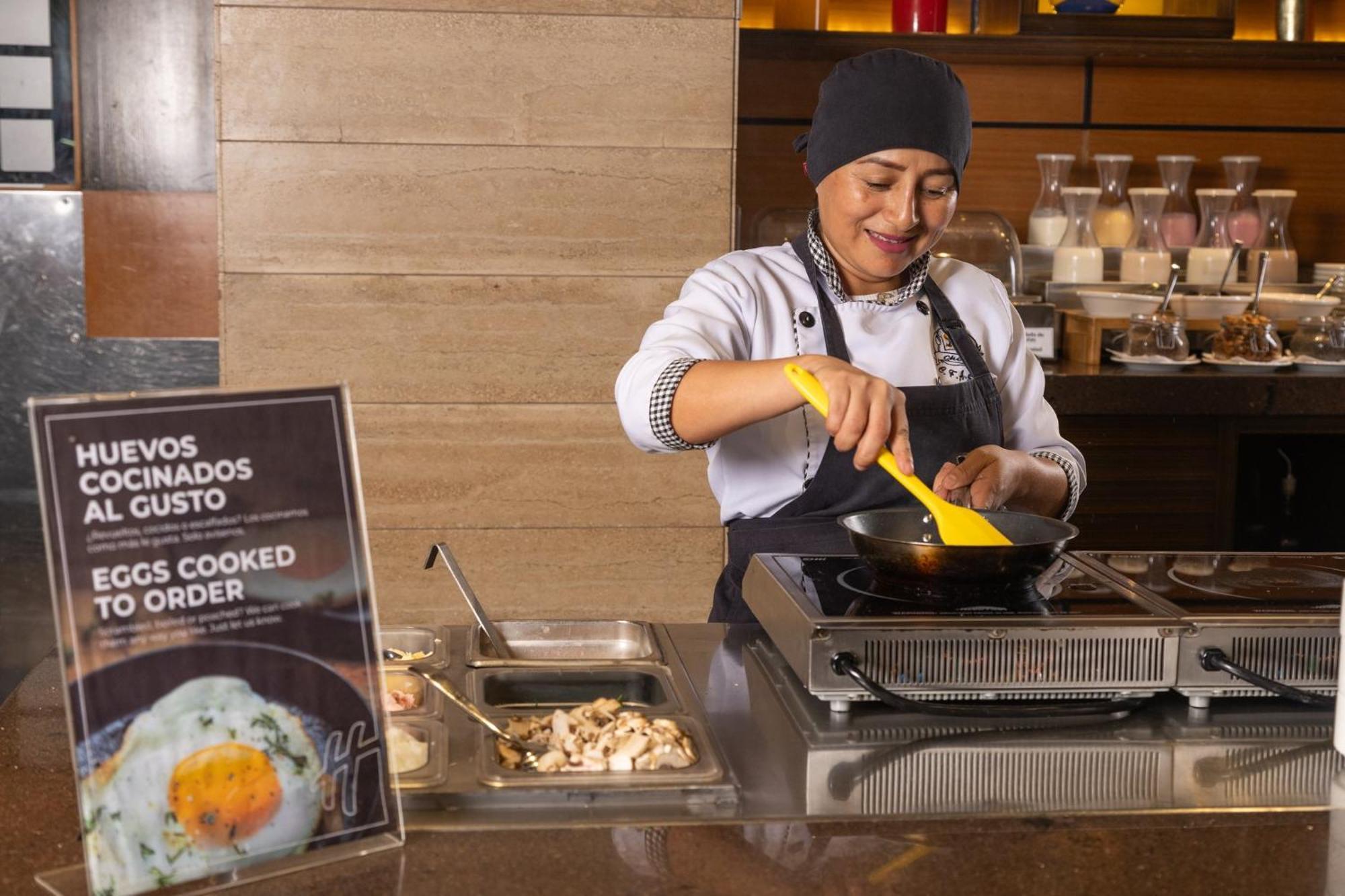 Holiday Inn Guayaquil Airport By Ihg Екстер'єр фото A woman cooking eggs