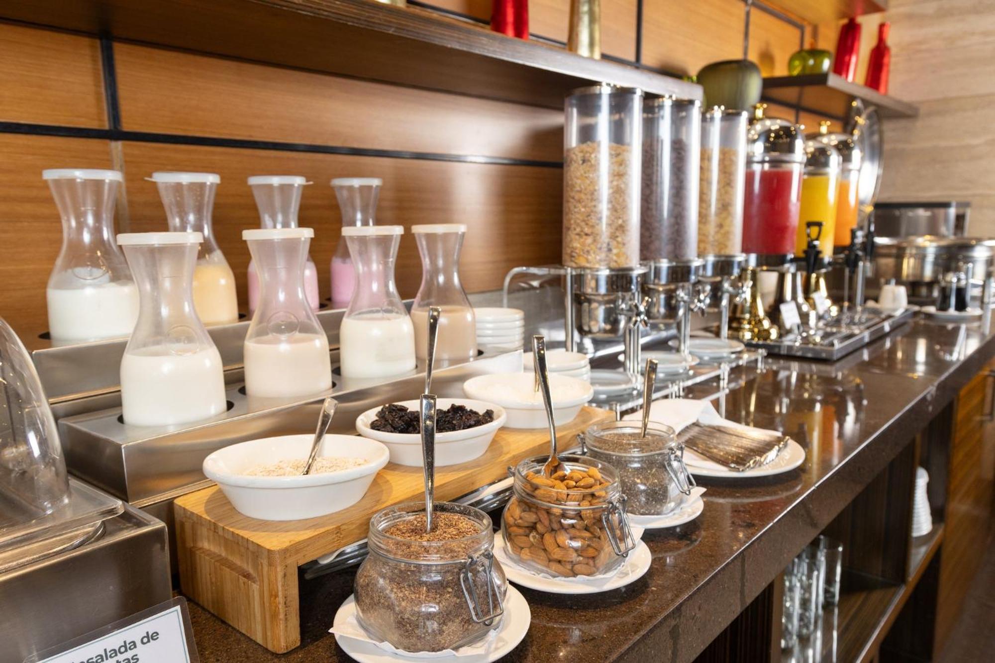 Holiday Inn Guayaquil Airport By Ihg Екстер'єр фото A breakfast buffet