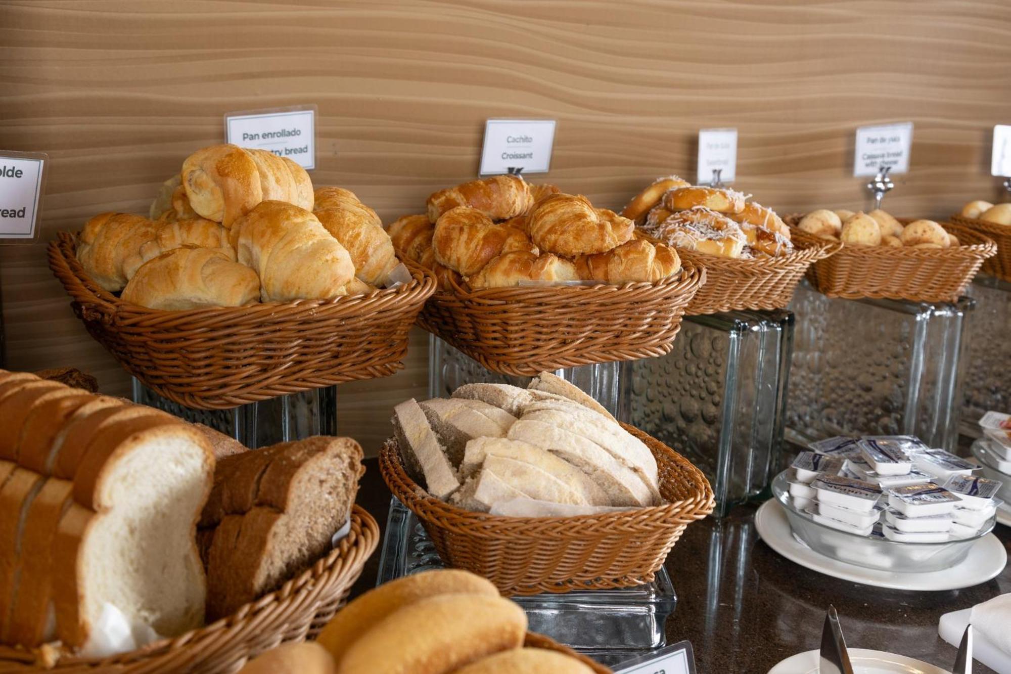 Holiday Inn Guayaquil Airport By Ihg Екстер'єр фото Buns and pastries