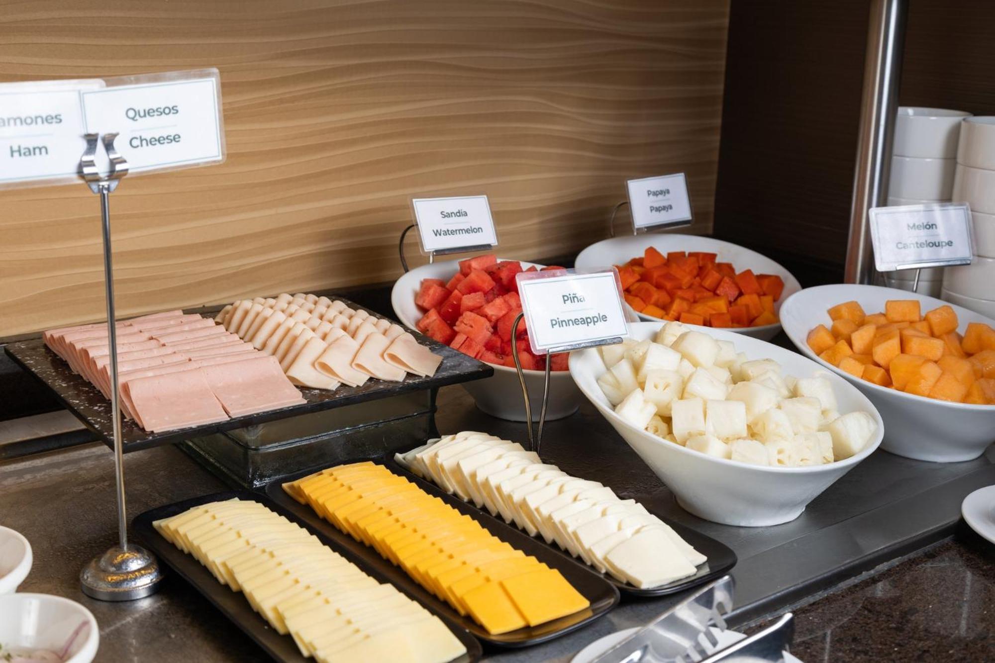 Holiday Inn Guayaquil Airport By Ihg Екстер'єр фото A selection of cheese at a buffet